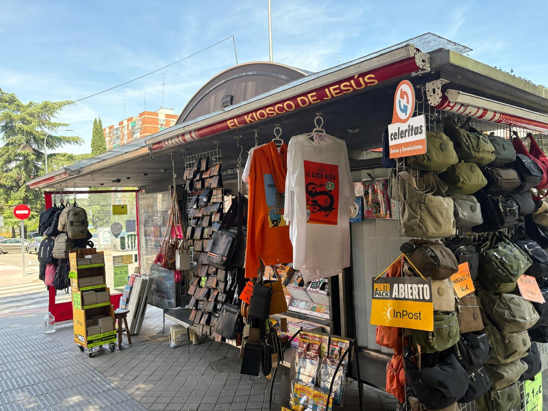 Camisetas, carteras y revistas en el kiosco