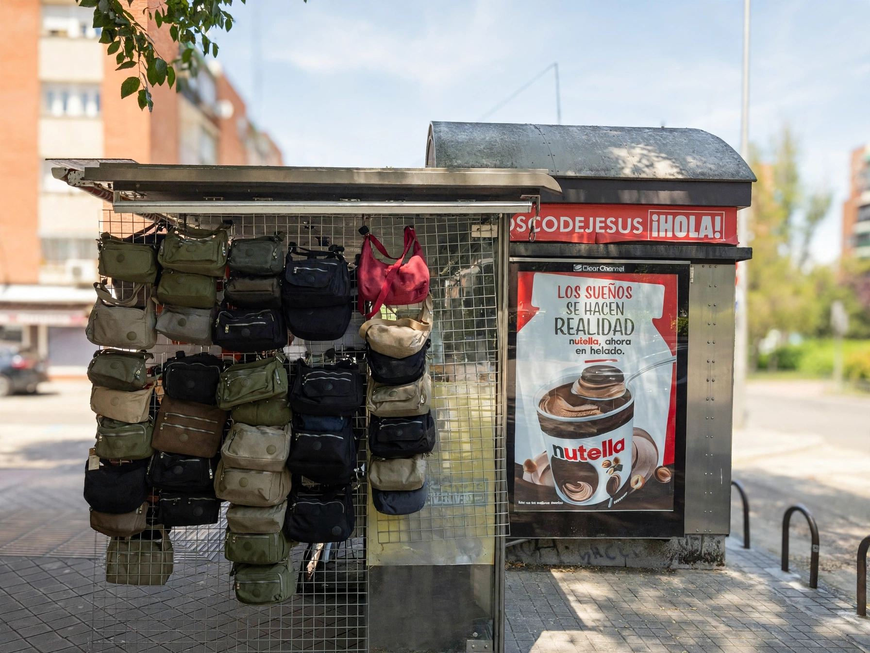 Expositor de bolsos en el kiosco