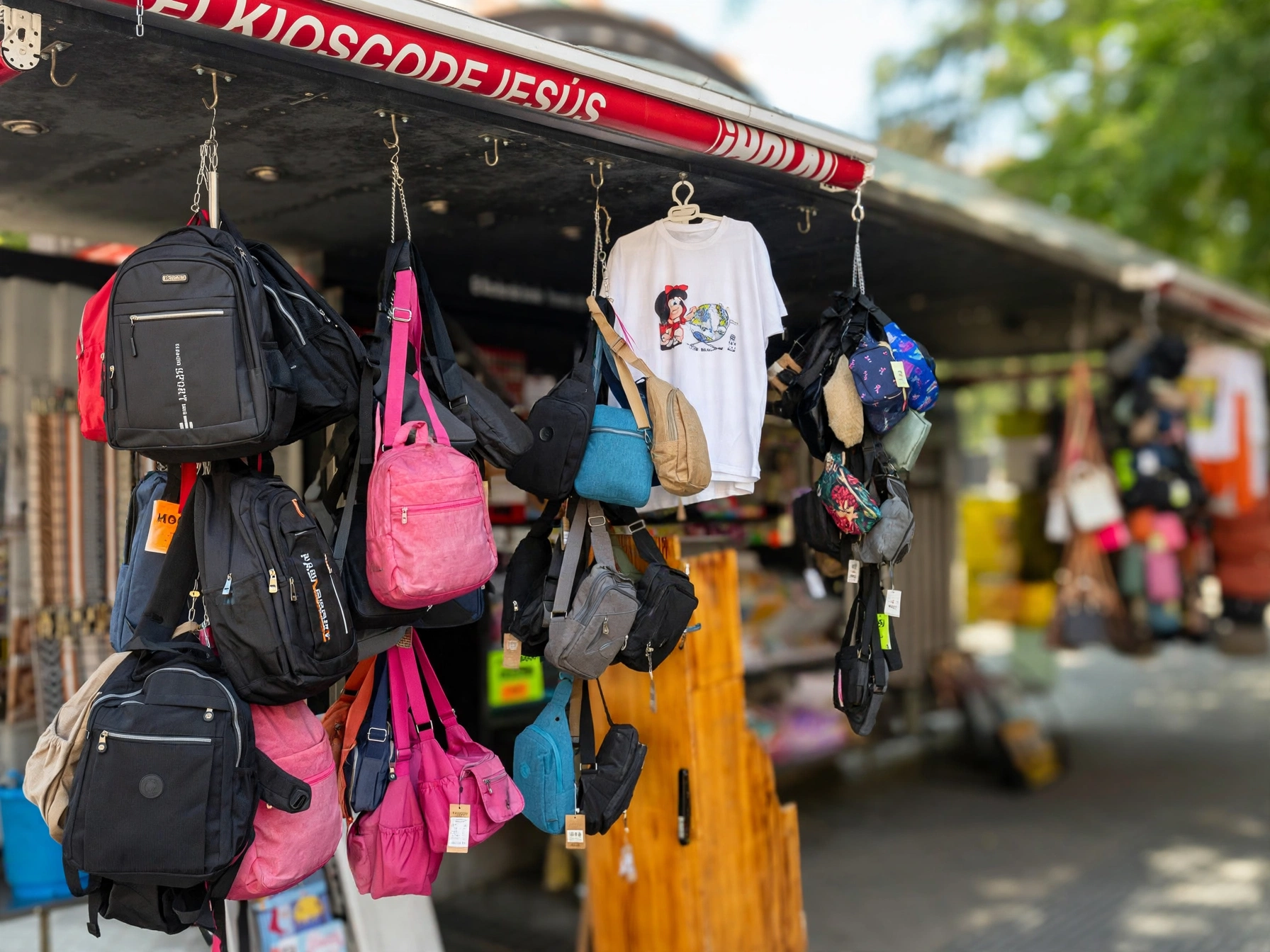 Mochilas y bolsos colgados en el kiosco